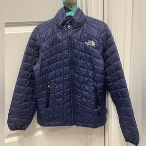 Boys North Face Jacket. Size Small (7/8) navy blue. Barely used.